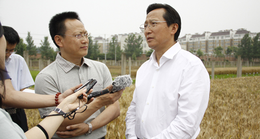 韓長(zhǎng)賦:保持農(nóng)業(yè)基礎(chǔ)穩(wěn)定對(duì)經(jīng)濟(jì)穩(wěn)定增長(zhǎng)十分重要