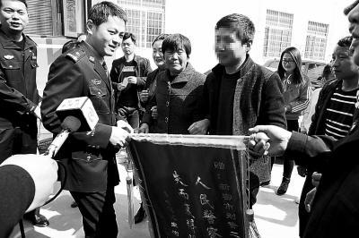 ����һ������˯���к��ӱ�͵32���(x��)���񾯌���