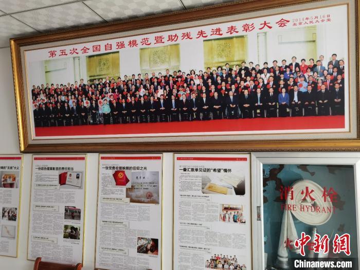 貼滿榮譽(yù)與報(bào)道的診所一角 周孫榆 攝