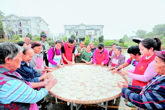 9��16��,�ڳ�ˮ���L(zh��ng)ɳ�(zh��n)�V�����׵ط�ؚ�����c(di��n),��(d��ng)?sh��)ظɲ�Ⱥ���g��һ�ô�����,ӭ�����������L(zh��ng)�� �z��