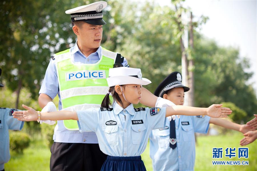 (社會)(1)河北武邑:“小交警”暑期文明行