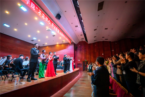 ��������˹�W(xu��)Ժ�e�k���������ġ���ӛʹ�������}��������(ch��ng)�������(l��)��(hu��)