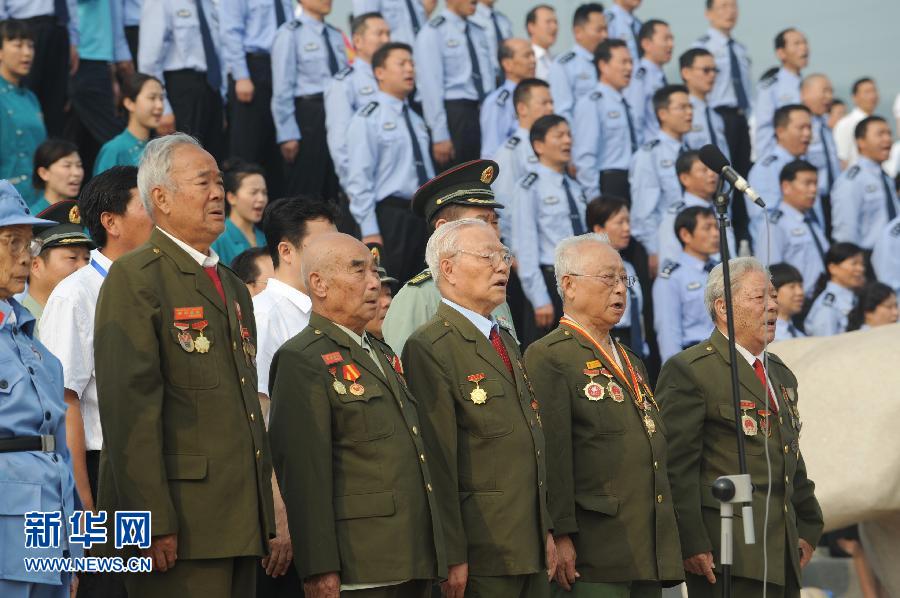 (抗戰(zhàn)勝利70周年)(3)鄭州:近4萬(wàn)人黃河岸邊齊唱《保衛(wèi)黃河》 (抗戰(zhàn)勝利70周年)(3)鄭州:近4萬(wàn)人黃河岸邊齊唱《保衛(wèi)黃河》