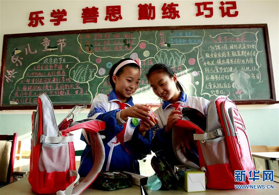 (晚報(bào))(2)流動(dòng)學(xué)生喜獲“HELLO 小孩”愛心套餐 (晚報(bào))(2)流動(dòng)學(xué)生喜獲“HELLO 小孩”愛心套餐