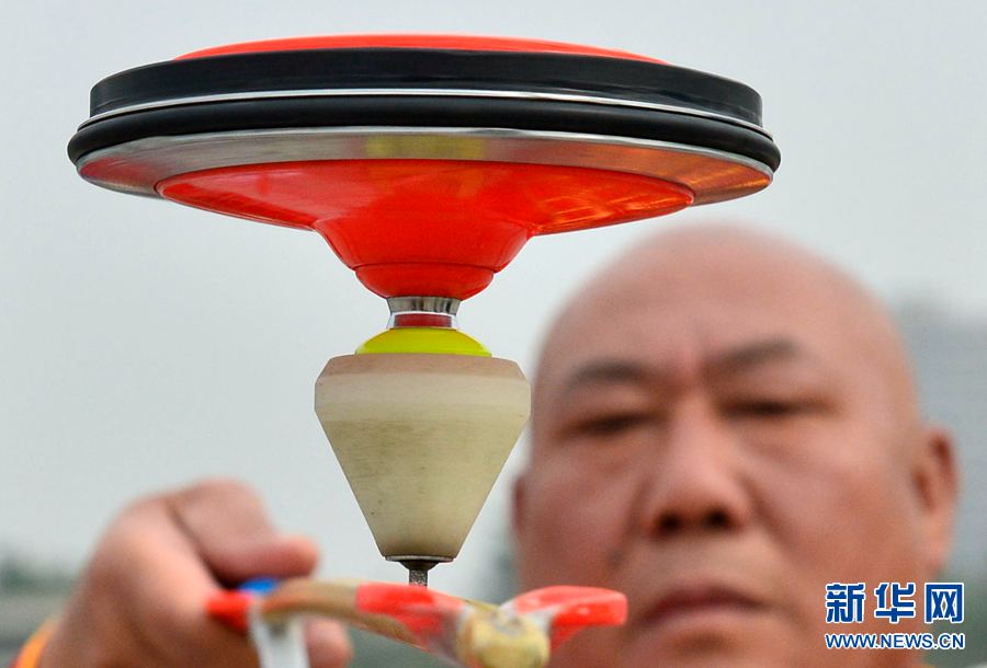 花樣抖空竹 不一樣的視覺盛宴 花樣抖空竹 不一樣的視覺盛宴