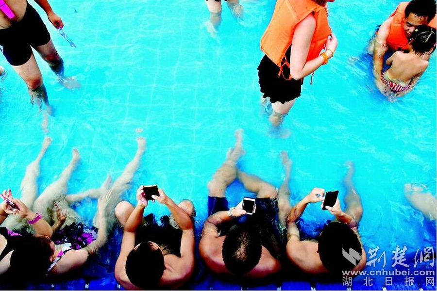 ���ڱ̲���ʎ����������һ������������ڵ��^����f���˕r�˿��Բ����x�_�Լ����֙C����������������������Ӿ�^���Hˮ���@���|�������L���ϡ���һ߅����ˮ��һ߅ˢ�֙C����������һ���؄e���L(f��ng)������(d��ng)Ȼ�������o�֙CҲ�����ˡ�Ӿ�¡�����͸���ķ�ˮ�֙C�����@�ӣ��������ǝ����������߅�в��ˣ�����������ˮ�����֙CҲ�c�Լ���Ӱ���x���D�飺��D����Ӿ����һ�����S����ˮ��������������֙C