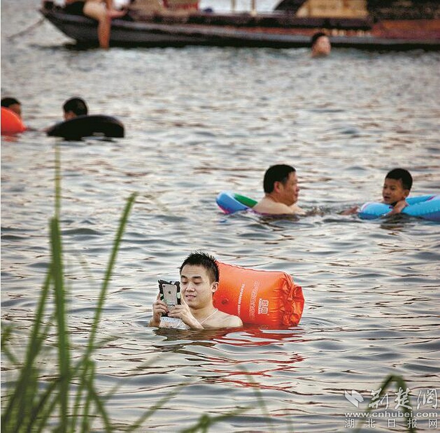 ��ˮ���������ڿ��Ӱ�����˰l(f��)����Ȧ��������ҕ�l�����������ġ��������Ĺ�ͬ���cֻ��һ�������^���o�����֙C��Ļ����������׃�Q�˄��������@�ݡ���(zh��)���������˱�ʾ�o�����������˱�ʾ��ͦ��Ȥ�������o�֙C���ϡ���ˮ�������ĵ��^�傃���t���J����V�㣬������Ҫʹ���֙C�����D�飺�h����ˮ����ӿ�����f���ˡ�ˢ����