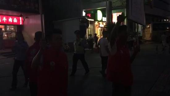 ������ֹӛ���x�_�r�����T�ѵ��_�ĵ��ο��ѽ�(j��ng)�����ꮅ�ȴ����l(f��)ȥ�Ƶ���ǽ���ǰ����܇վ���C����