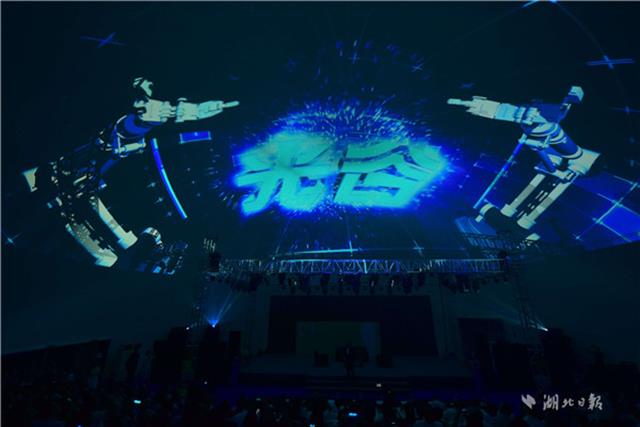 8��23�������ɶ���Ͷ���F�͖|�����^(q��)(li��n)�ϴ���ġ��I�Y�����ʮ���ꡪ��׷���ߡ��Ƽ����_���ڹ�ȇ��H�W(w��ng)��������ӳ��200��λ��Ƚ��O(sh��)�ߺ���I(y��)�ҵ����^�����@�����۽������ʮ��č��V�q�������ȵľ������¾���