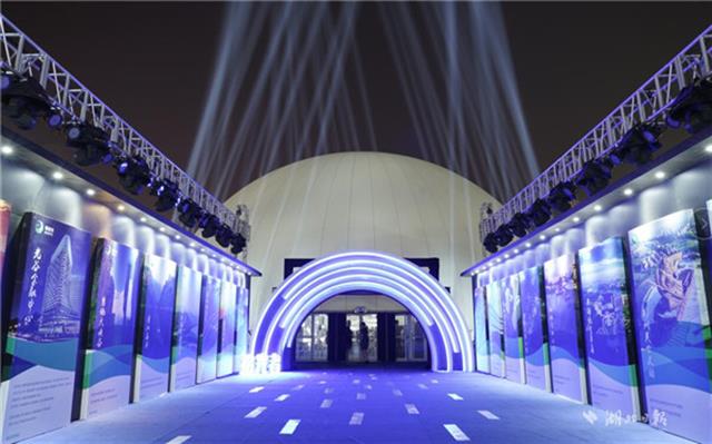 ӛ���ڬF(xi��n)���������W(w��ng)����������һ��ռ����e1000ƽ���׵ľ���������(n��i)�������Д�(sh��)�_������ͶӰ�x����X��������������ͬ����Ͷ�䮋������(sh��)�ּ��g(sh��)�Y(ji��)�Ϲ�Ӱ�ֶΣ��Ї����30��l(f��)չ�v���SȻ��ǰ��