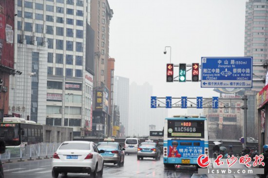 �����S�d·�ϵ��°���̖(h��o)���Ͼ��󣬸�����ͨ���_ͻ�p����ԓ·�ν�ͨ���鰲ȫ형����L(zh��ng)ɳ���(b��o)ȫý�wӛ�� ���� �z