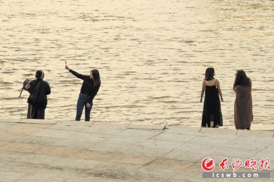 ���������հ���6�r(sh��)���(y��ng)��ӳ�r�����S���潭ˮ������(��i)����Ů�����潭�L(f��ng)�⎧�Hˮƽ�_(t��i)���cϦ�(y��ng)��Ӱ�������L(zh��ng)ɳ���(b��o)ȫý�wӛ���S���� �z