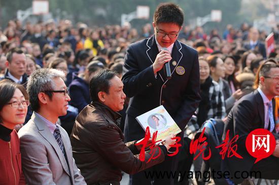 ����һ��ë����ְ���Ů������(c��)��