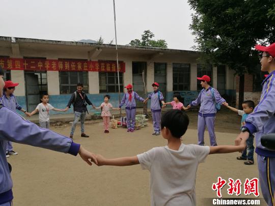 �ӱ��l(xi��ng)��С�W(xu��)��һ�죺ȫУ7���W(xu��)��ӭ��������һ�Ρ�