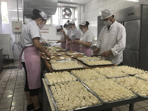 �e�˼ҵ�ĸУ ������20�fֻˮ��ͮ��I(y��)��