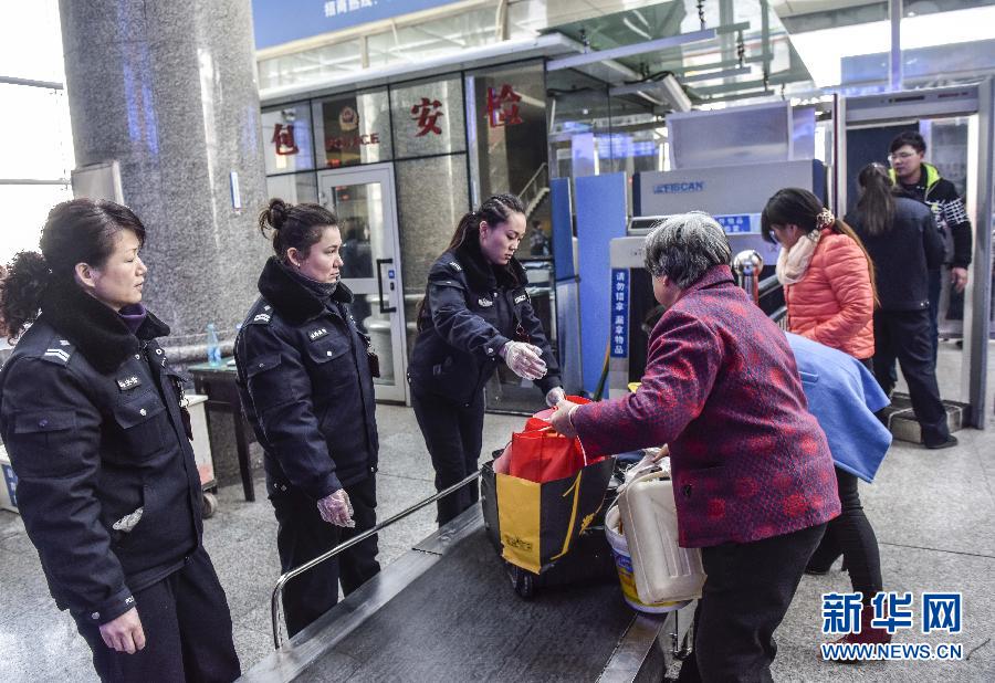 (新春走基層)(1)我們是車(chē)站安檢員