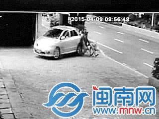 3路人被卷入車底過程(視頻截圖)