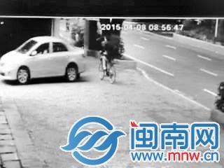 福州3路人被卷入車底過程(視頻截圖)