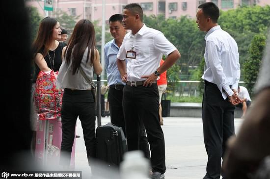 ���϶��B�m(x��)���(2014��9��10����11����12��)֮�����_���^(q��)�Ϻ��ֵ��k���ڰ��ɳ������F·�������_����܇վ��ʮ�׼҆�λ���_����܇վ(li��n)���_������ӑ���������P���Tֱָ�@һ�����������10��֮�����º���һ��Ʊ���c�⵽ͣ�I(y��)�{�飬�_����܇վ�V���ϵ�Ʊ؜�����ஔ�Lһ�Εr�g��Ҳ�N���E��������һ��r�g��2015��7��6�պ�7��7����ӛ���ٴΰ��L�l(f��)�F(xi��n)���@ȺƱ؜���ֻ؁������@���治��һЩ����ף��������͵ĵ��c���������_����܇վ��Ʊ�d���T�������������_��Ʊ������������4�ң��_������������֮�����D�鴩�����܇վ�ˆT�ķ��b�����Ӻ���ǰ�������^�Ĺ����Ƶġ�Ʊ؜�ӡ����քݺ�վ���H�����_����