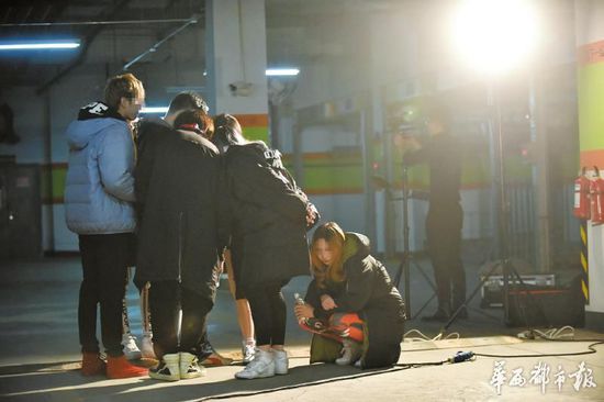 ����(f��)�ž��Ĕz��һλŮ���۵ö��ڵ�����