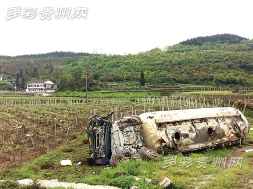 村民索田地污染賠款翻倒大貨車田里“睡”兩月