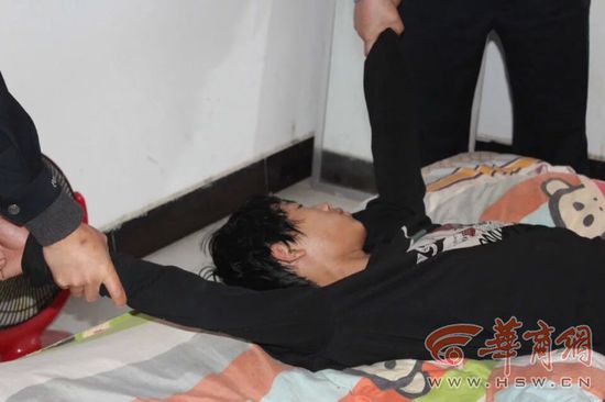 �ھW(w��ng)������ͨ��ҹ�C(j��)���(zh��n)���h19�qС����ĳ��һ�Ν���e�˼�͵�|����͵��29��(g��)�t���Ȗ|����������?y��n)����ϛ](m��i)��Ϣƣ�v��˯���ˡ��Y(ji��)��ʧ���ؼҰl(f��)�F(xi��n)������æ��(b��o)���������s��(l��i)ץ������