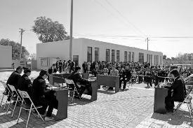 �A�̈�(b��o)Ӎ��ӛ�� ���\����90��������ĳ���ͥì���cͬ��Ů����ĳ�l(f��)����(zh��ng)�����_��(d��ng)֮�࣬��6��(g��)�´��Ů��ˤ�ڵ��ϲ����_�ߣ����Ů���؂���5��3�գ����(y��ng)�^(q��)��Ժ���_(k��i)�����˱�����ĳ���⚢�˰���һ��������ĳ����ͽ��4���������_(d��)��������ʾ���շ�Ч����4��29�գ����(y��ng)�^(q��)��Ժ������ͥ���⌢��ͥ�O(sh��)������ĳ��ס�������(y��ng)�^(q��)�R���(zh��n)�������G��k�� l�����������M(j��n)�й��_(k��i)������