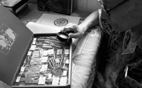 һλ�vʷ�ώ�����̌W(xu��)��Ҫ�����Ϲ��X���ղ���Ȼ��25��ǰ��һ�Ϸ����������T��ُ���̶��˃r��s�]�н������󱻾��������ҡ���̎�P1000Ԫ�����������˕���Γ�(j��)����(sh��)ʮö�~�R����ǧ��ö���X���������������������Đ�֮���܉򷵻����@һ�Ⱦ���25�ꡣ���������88�q�����w���ѣ����������ٿ�һ�����������Đ�֮����