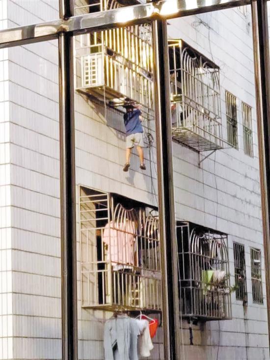 ������Ӎ ӛ��������������������zӰ�����8��11������5�r30���S�����������^(q��)�Ϟ��ֵ����䲼��^(q��)�l(f��)���˼��@�U�ָ��˵�һĻ����H4�q����ͯ��(����)�ø�ĸ���ڼ���͵͵�������˴��_���Y���^���������Ƿ��I�W�����w�ҿ��x�،���20�׸�(ҊС�D)��ǧ�xһ�l(f��)֮�H��һ�����ĵġ����e�硱ͽ���������ǣ������ʩ�I��(Ҋ�҈D)��