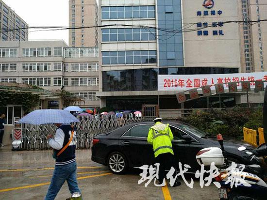 �Ły����ԓ������܇�v�Mͣ�ڌW(xu��)У�T�ڣ���܇�����c(di��n)��ȥ�����ڸ����o(h��)�����Ͼ����������(du��)�����(du��)���w���x������ǰ��ֹ���l֪����������耳���������һ����׌��������ͣ��܇�v���Լ�����ԇ�ف�ȡ܇��ԓ����܇�v�`ͣ�����������M(j��n)����У�T�ڽ�ͨ�������^��Ӱ���