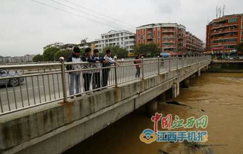 ���ࣺһ�����糿��ˮ ����������(li��n)�־���