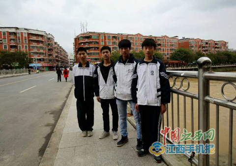 ���ࣺһ�����糿��ˮ ����������(li��n)�־���