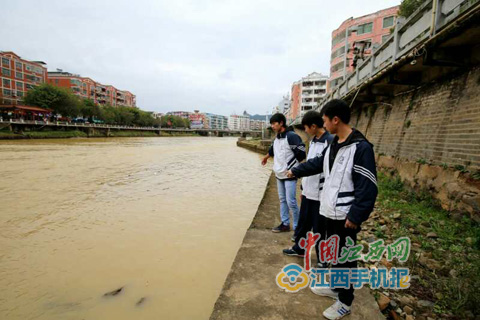 ���ࣺһ�����糿��ˮ ����������(li��n)�־���