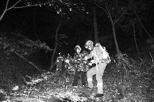 3名女游客被困深山瑟瑟發(fā)抖消防官兵連夜爬崖救出