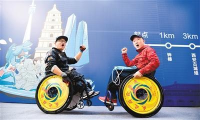 兩名輪椅選手用手“丈量”西馬 目標(biāo)是跑遍全國