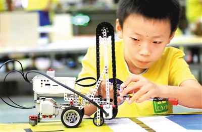 2017��8��13����2017��������AI�˹������O(sh��)Ӌ��ِ�ڽ��K�K���_ِ��һ��С�x���M(j��n)��ِǰ�{(di��o)ԇ�������Дz�����A��l(f��)��