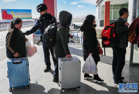 (社會)(3)西藏高海拔火車站出行忙
