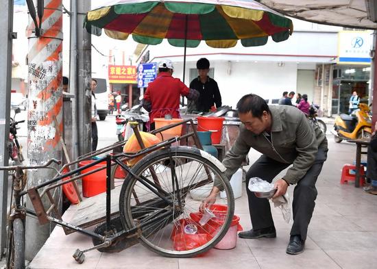 һ���u��Ͳ�۵Ĕ����ڏV���M�h�M���(zh��n)���^����ͬ���������Ͷ�ŵ�4��(g��)�������4��13�Քz)�� ���A��ӛ�� ���A �z